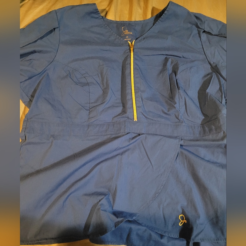 Jaanuu 1X scrub top